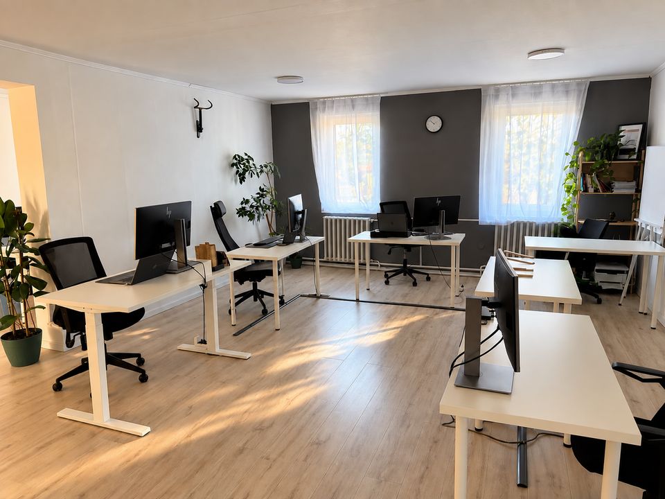 A GDL Office nagyterme az ablakok felé nézve