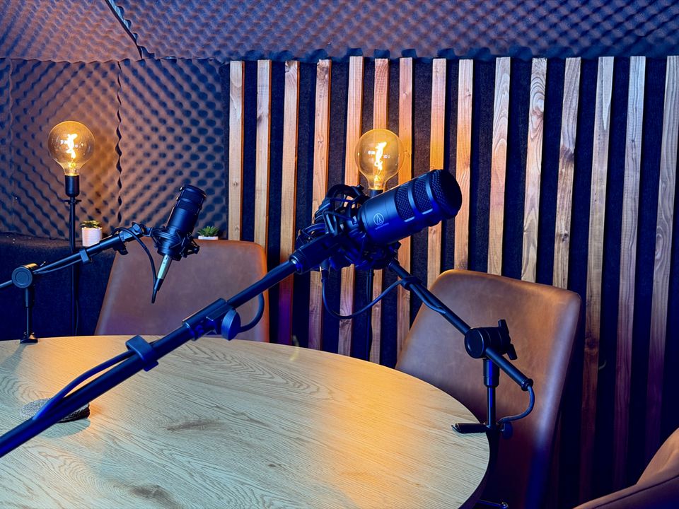 A podcast stúdió mikrofonokkal